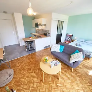 nice-renovated-and-modern-studio-ideally-located.hotels-rhonealpes.com/